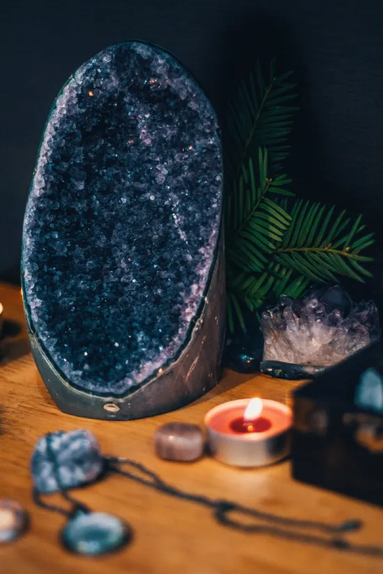 Geode en een kaarsje op een houten tafel